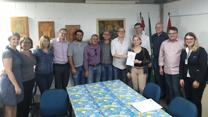 A entrega, na tarde de 22 de setembro, ocorreu na própria unidade de ensino, com representantes da escola, da Secretaria de Educação, poder legislativo e integrantes da CDL Blumenau.